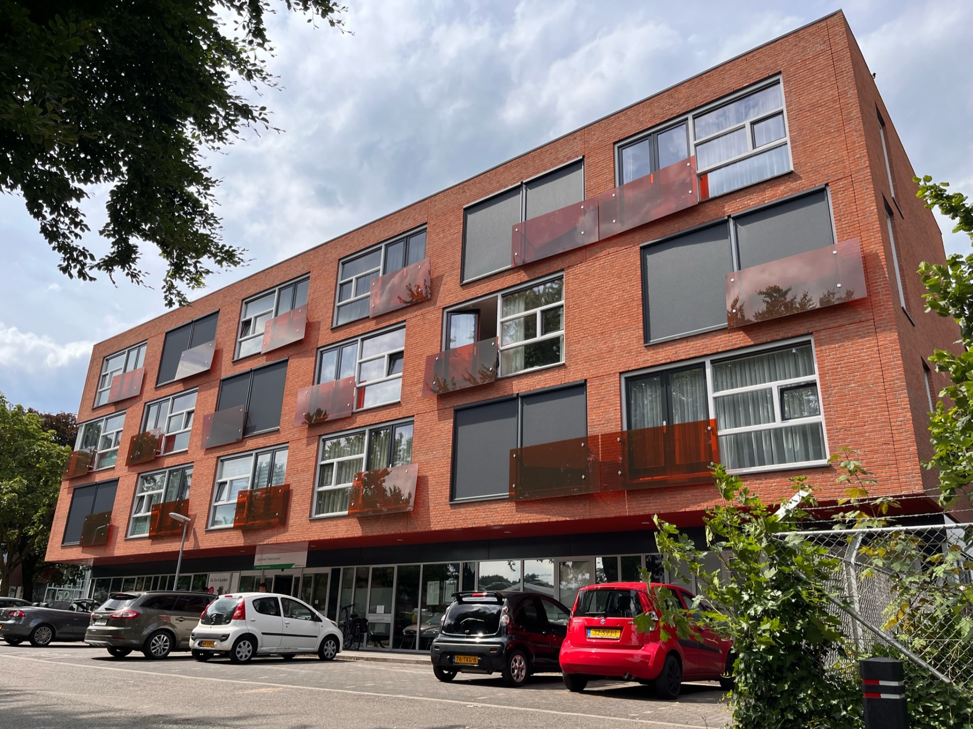 Zonwering met screens op een modern appartementencomplex van een VvE