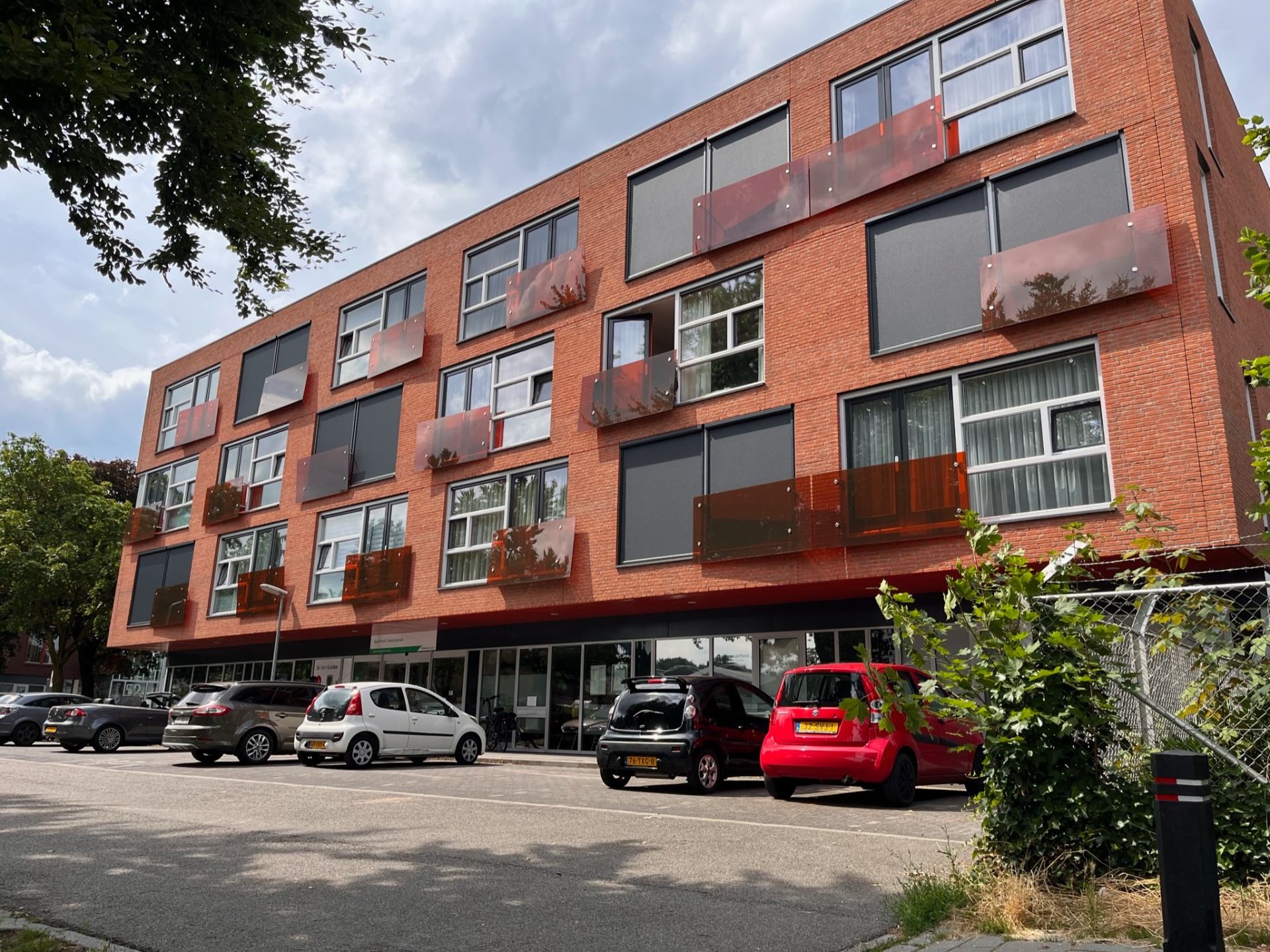 Appartementengebouw met buitenzonwering tegen oververhitting