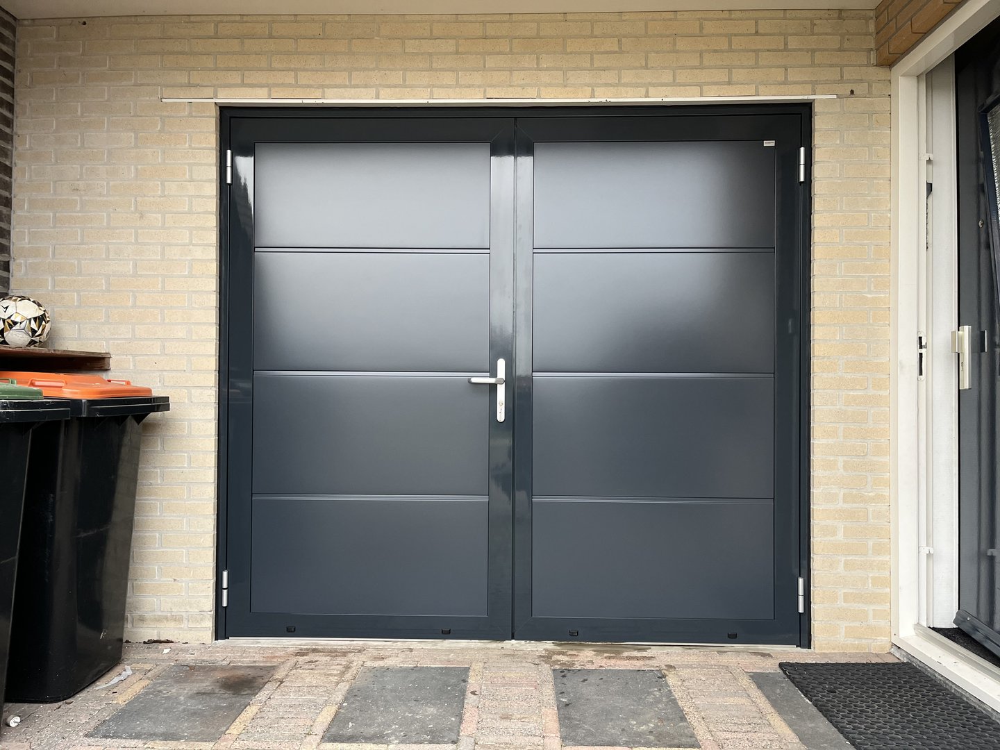 Geïsoleerde sectionaaldeur als garagedeur voor een VvE-gebouw