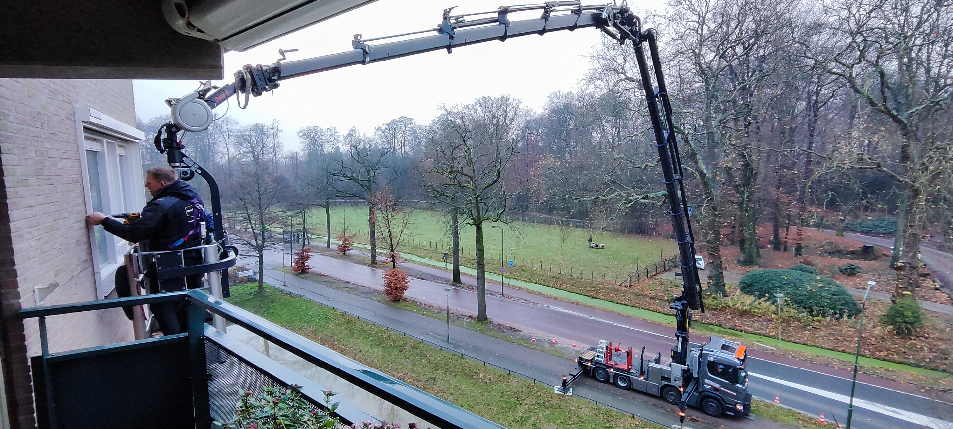 Montage zonwering met kraan